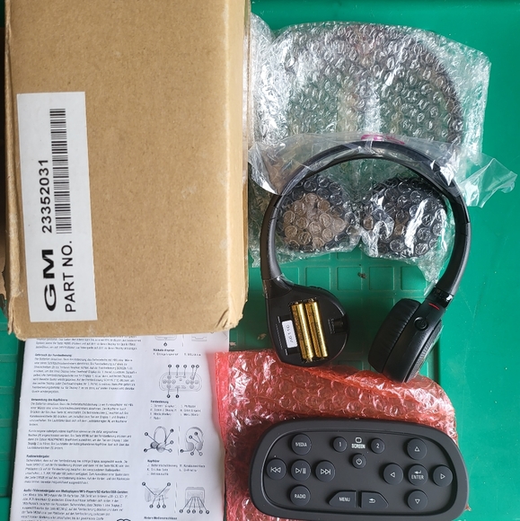 GM Escalade Video Entertainment System Headset & Remote